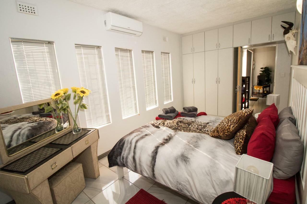 John-Lou'S One-Bedroom Apartment Windhoek Kültér fotó